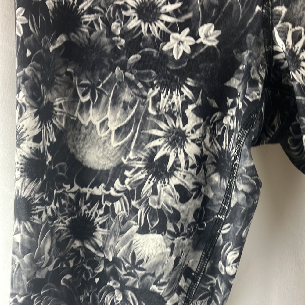 Lulu Lemon flowabunga floral cropped athletic leggings size 4 - Picture 3 of 9